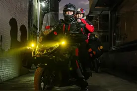 “百万摩托大军只剩我华叔了！”湖南58岁大叔带妻骑摩托返乡，一身装备酷似机车少年图片