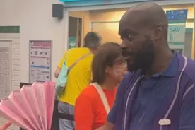 应对巴黎高温，奥运期间巴黎地铁分发简易折扇图片