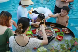 重庆高温不退 游客在水中“烫”火锅图片