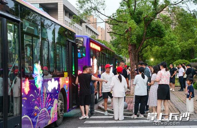 组图丨浏阳“烟花夜巴士”惊艳上线
