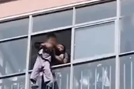 两位空调安装师傅从楼顶索降救回5楼窗外孩子，均获奖一辆车视频封面
