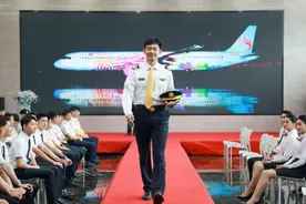 长龙航空举行亚运誓师大会暨飞行员新制服首秀仪式图片
