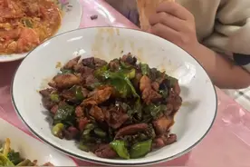 山东19岁小伙父母双亡后打工照顾妹妹，当地：已提供多种扶持措施图片