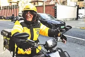 送餐间隙他在路口吹起笛子图片