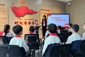 队会课上，小学生捧出自己拼搭的福建舰图片