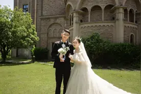 小车深夜坠河！徒手砸窗救人的长沙民警即将结婚，未婚妻：结婚时我不让他抱……图片