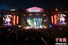 广西小县城举办音乐节：乐队齐聚唱响文艺之音图片