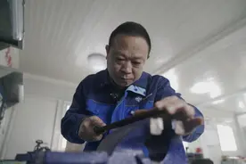 跟着工匠来上岗丨拧螺丝拧出的大国工匠！6年60多万颗螺丝，管延安助力港珠澳大桥建设图片