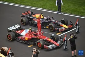 F1中国大奖赛：汉密尔顿获冲刺赛第一名图片
