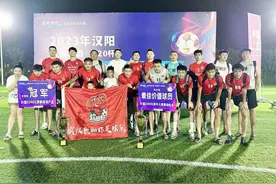 不会踢球，她却带领一群“软脚虾”踢进四强图片
