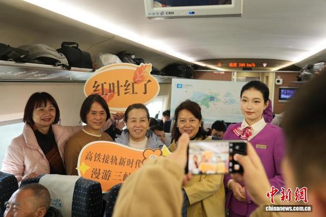 满山红叶似彩霞  重庆三峡库区渐兴“徒步热”