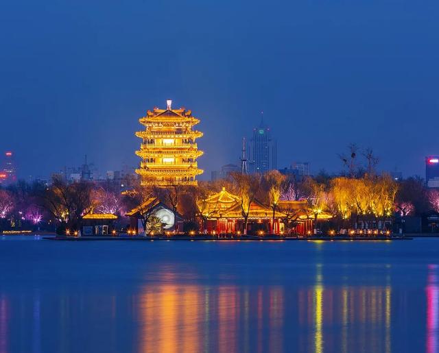 1922年，徐志摩在明湖乘船赏月