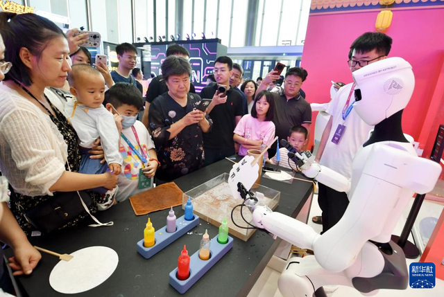 新华全媒+丨2025世界机器人大会在北京开幕