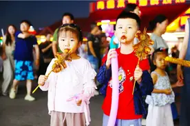 金沙滩啤酒城内汇聚各地特色美食，为游客打造“舌尖盛宴”图片