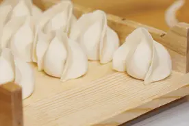 壹粉食堂|春天的味道！荠菜韭菜猪肉馅水饺上桌，皮薄馅大很好吃图片