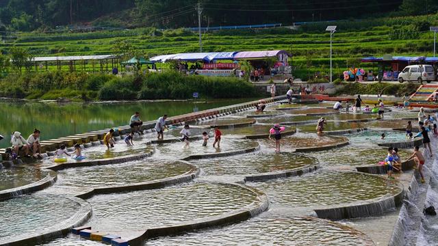 贵州龙里：多元业态迎客来 避暑旅居成热门