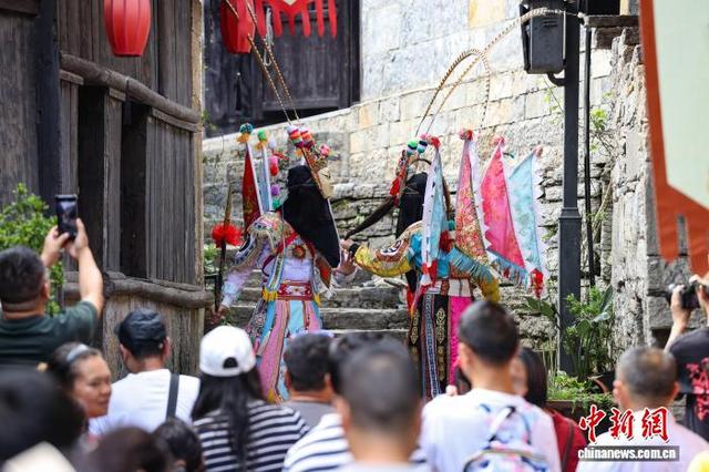 贵州安顺：民众走进云山屯感受六百年大明遗韵