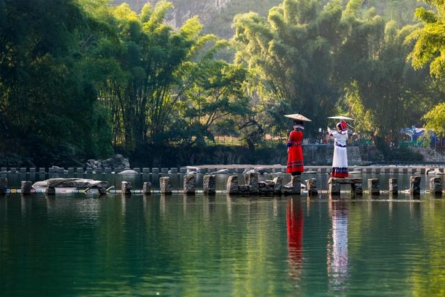 罗甸:冬日暖阳沐景区 游客畅游享闲情