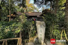 茅屋不为寒风破 成都杜甫草堂茅屋故居翻新迎客 | 图集图片