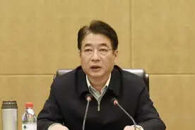 龙年第一虎！江西省原副省长胡强被查！曾陷入“周公子炫富”风波，被传给“周公子”递烟图片