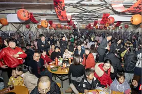 【每日一图@湖南】炎陵这个夜市真会搞事，把音乐节直接搬进现场图片
