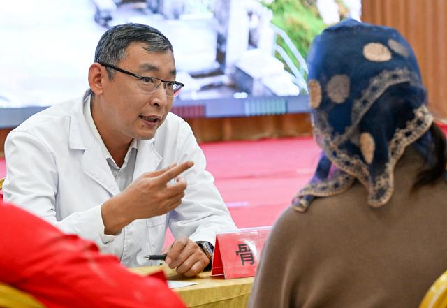 潮涌新疆70年 小村新变：达西村里的幸福日子