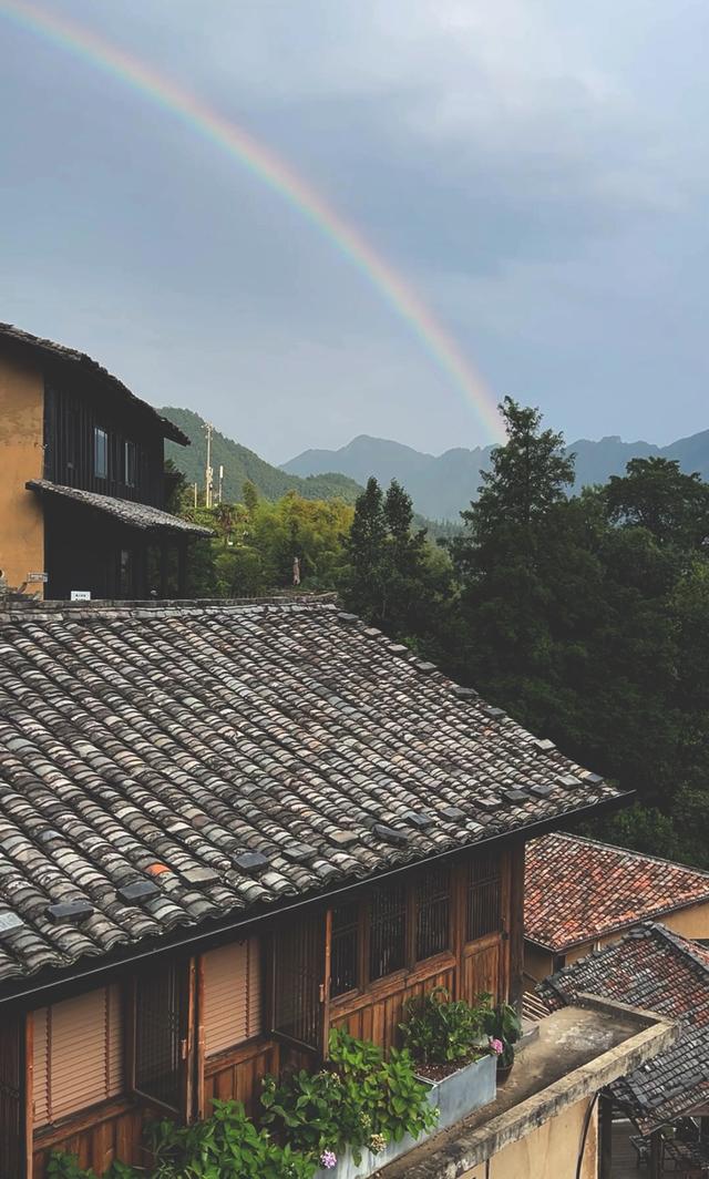 为了悬崖上的古村落，做了这间茶室