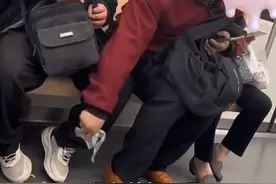 上海地铁内男子将橘子皮丢一地，邻座大哥捡起塞回对方包里！官方：已行政处罚图片