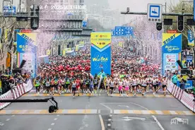 组图｜直击2025武汉马拉松现场  4万名汉马健儿共赴江城春日盛宴图片