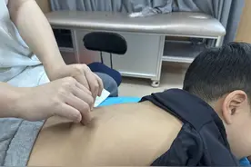 孩子突然不爱吃饭可能是脾胃出了问题，医生通过穴位抓“细菌”图片