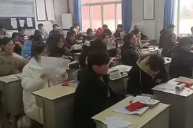 班主任回应给学生发的红包里是试卷：他们很开心，都做完了图片