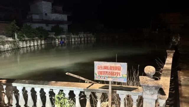 江西一幼儿园园长驾车载多名幼儿落水,致8人死亡,知情人称女园长做事很认真,驾车技术也好;园长丈夫配合调查中