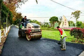 乡村道路铺沥青图片