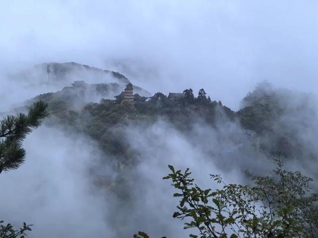 秋雨润泽文旅热 我市国庆首日迎客超20万人次