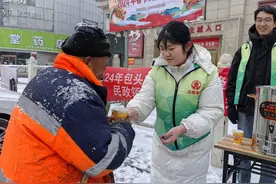 “寒雪送姜茶，温情暖人心” 包头志愿者给冬日街头送来温暖图片