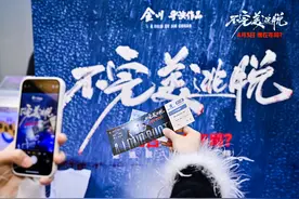 “在郑州拍因为符合想要的都市感”《不完美逃脱》巡演进高校图片