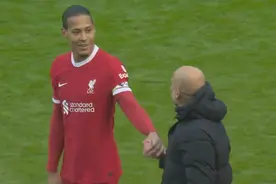 含情脉脉😙瓜迪奥拉和努涅斯吵完谢场，拉住范迪克的手不舍得放图片