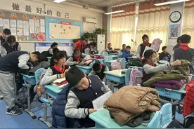 大手小手送温暖，千里棉衣寄深情！山东师范大学附属小学六（4）中队为地震灾区捐助棉衣图片