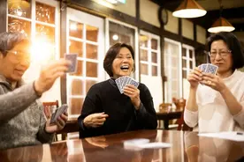 退休阿姨沉迷“掼蛋”长期熬夜，头晕呕吐腿软紧急送医……图片