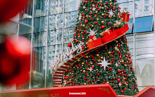 下暴雪的「圣诞小镇」开了！12米泡泡玛特圣诞树亮灯