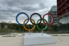 中国小伙在巴黎奥运会当志愿者：会说6国语言，帮代表团搬行李获赠徽章图片
