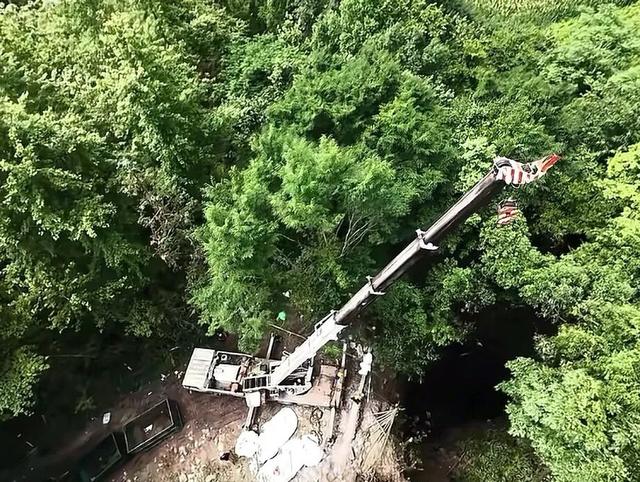 溶洞里“追”垃圾的人