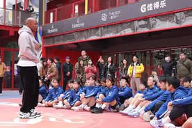 "马指导"再就业   为访京香港屋邨篮球少年提供篮球训练课图片