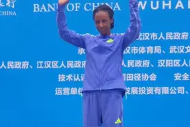 埃塞俄比亚选手获得全马女子冠军，打破武汉马拉松女子赛会纪录图片