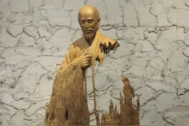 男子做根雕故意缺胳膊少腿却惊艳众人，回应：与国画留白契合图片