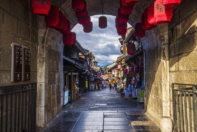 2025暑期银发旅行图鉴：找一座宜人又宜游的城市住下来