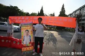 花式庆祝高考结束！考点外成欢乐的海洋图片