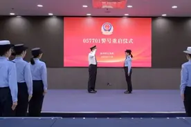 民警父亲因公牺牲，十年后女儿警校毕业接过父亲警号图片