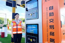 3秒读卡，7秒缴费通行 楚天高速80台新型收费机器人投用图片