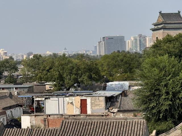 胡同屋顶频现“补丁”，老城“第五立面”风貌如何维护？